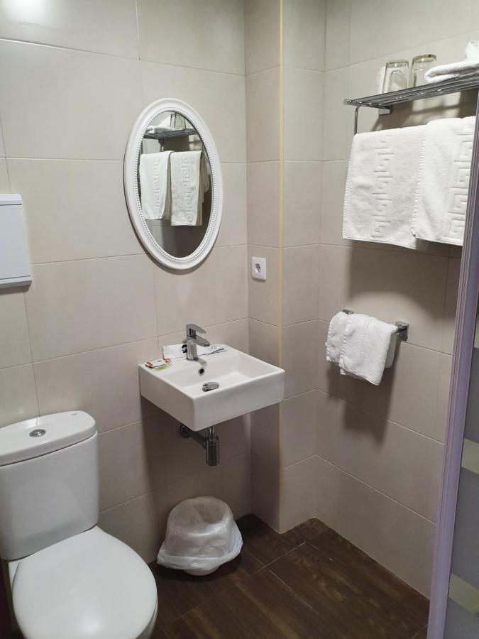 Deluxe Double Room Shower